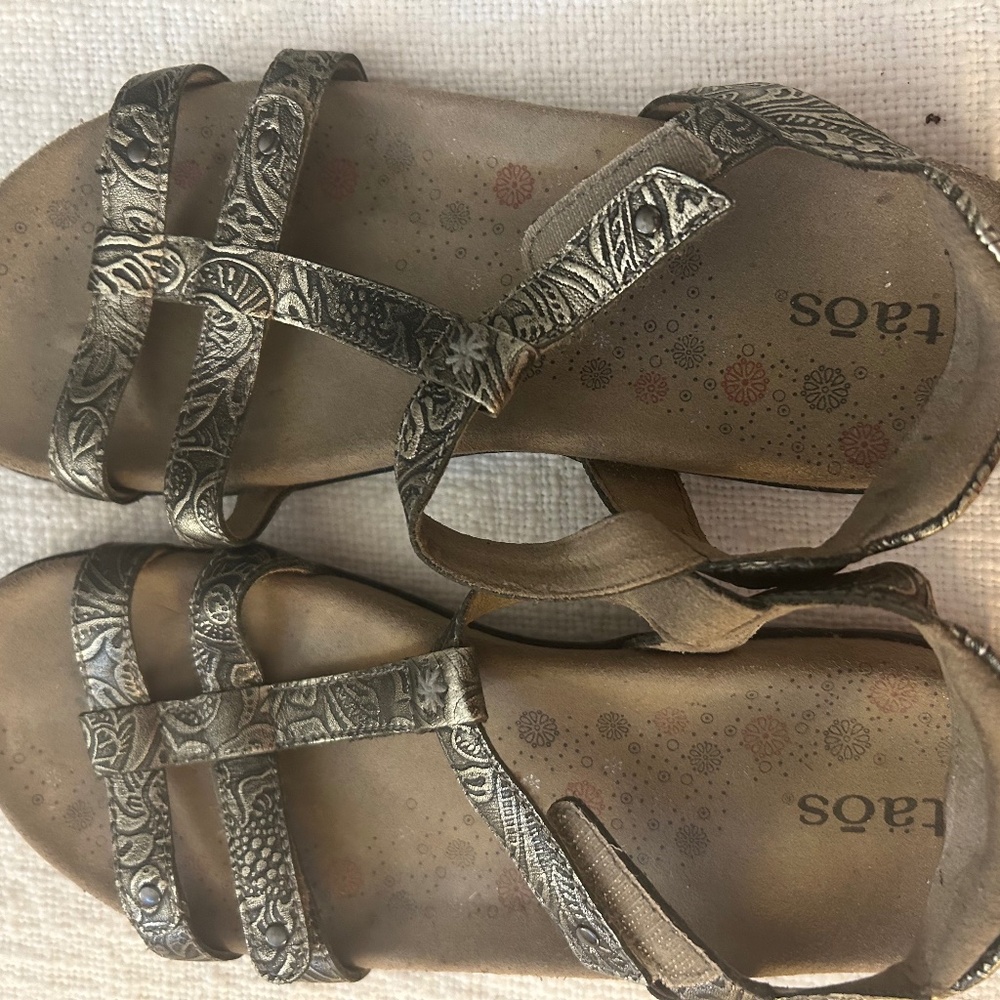 TAOS Trophy Embossed Leather Sandals in Pewter Comfort Walking T Strap Comfort 6